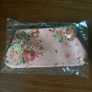 NWOT No Label Pink Elegant Floral Canvas Coin Purse with Kiss Lock